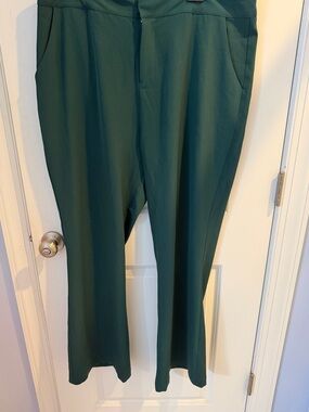 Women's Straight-Leg Pants in Deep Green